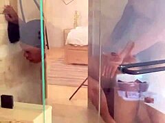 אמא שחורה מבוגרת מקבלת את התחת הגדול שלה זיון במקלחת