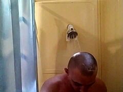 Dojrzała mamuśka robi się niegrzeczna pod prysznicem
