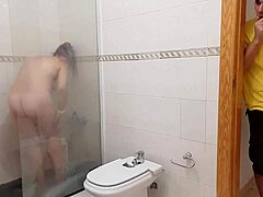 אמא חורגת במקלחת נתפסת ורוצה את הזין של בנה החורג