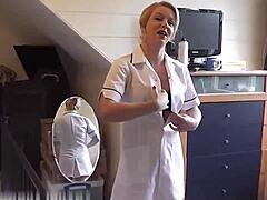 Enfermeiras europeias maduras dão um boquete em filme para paciente do hospital