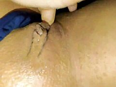 Amatorska indyjska mamusia głaszcze swoje duże piersi i masturbuje się na łóżku