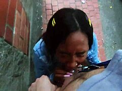 Eine venezolanische schwarze Prostituierte genießt es, mich in der Öffentlichkeit außerhalb der Universität zu ersticken