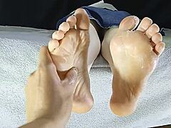 שובבות פטיש רגליים של MILFs עם רגליים קרמיות ומציצת אצבעות