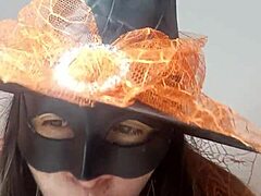 Mulher madura se veste como bruxa de Halloween e se satisfaz para mim