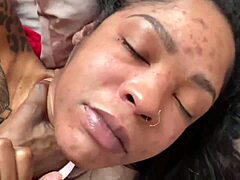 Une femme noire mature se fait baiser le cul dans une vidéo chaude