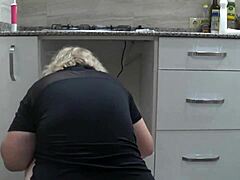 Аматьорско видео заснема зряла милф с голяма задница и съпруг в скрита камера