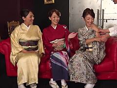 Mães MILF e cougar participam de uma festa de sexo vestida de quimono