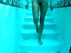 Velikoprsa latinska mamica Brett Barletta razkazuje svoje telo v bazenu