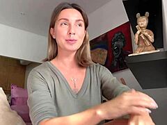 Guru dewasa Roxy Fox membagikan keahliannya dalam menjilat dan meremas vagina