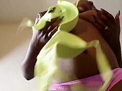 Exotická zrelá žena si užíva hru s kundičkou so sexuálnou hračkou
