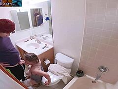 Zralá nevlastní matka v koupelně dostane od nevlastního syna opravu creampie