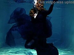 Arya Granders, bir yüzme havuzunda baştan çıkarıcı su altı performansı