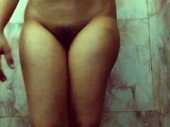 भारतीय MILF जिसकी बड़ी गांड है, बाथरूम में आपके बड़े लंड को तरसती है