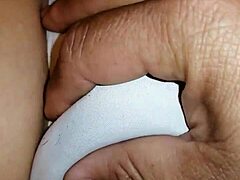 Uitați-vă cum o mamă fierbinte în lenjerie se masturbează și se dă cu degetele în POV