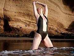 La MILF Jasmin Furry se déshabille en lingerie sur la plage pour Playboy