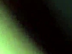 Zrele mamice z mehurčasto ritjo in modrimi očmi sijejo v neobrezanem analnem seks videu
