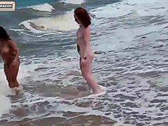 Зрелая мамочка и дочь-подросток занимаются межрасовым сексом на пляже