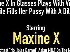 Asiatiske MILF Maxine X nyder noget solo leg med legetøj på badeværelset