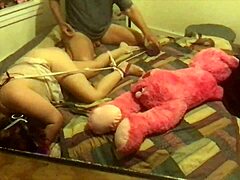 סרטון BDSM תוצרת בית: חנה הורן ודודה פנדה שולטים על העבד שלהם בחלק השני
