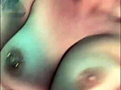 Reife MILF mit gepiercter Muschi in POV-Femdom-Szene