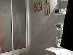Ehefrau in der Dusche zeigt ihre großen Brüste und Kurven in einem Amateurvideo