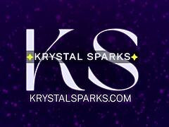 La MILF Krystal Sparks affronta due grossi cazzi e schizza in un caldo trio