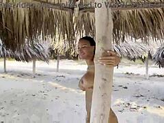 Brünette Milf Monika Fox präsentiert ihren nackten Körper im Meer und am Strand