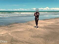 Nagy mellű feleség ugrál nyilvánosan, miközben meztelenül focizik a tengerparton