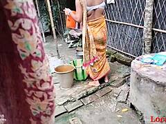 Indiase vrouw wordt geneukt in de tuin door haar man