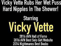 MILF Vicky Vette ger dirty talk och visar upp sina stora fittläppar