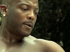 Mature Milf Krissy Lynn memamerkan payudara dan pantat besarnya dalam adegan interracial