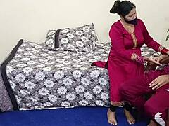 Zrelá indická slúžka dáva svojmu šéfovi hlboký orálny sex