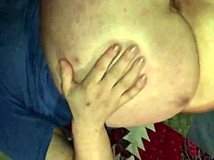 Amatorul fără păr se masturbează și se fute cu un dildo într-un videoclip făcut acasă