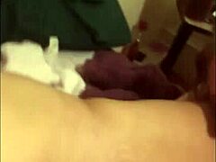 Hårlös amatör onanerar och knullar med dildo i hemgjord video