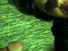 Reife MILF gibt Cuckold in HD-Video einen Blowjob