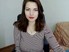 Remaja Rusia dengan Payudara Besar Masturbasi di Webcam
