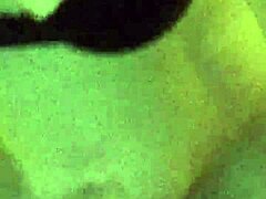 Lacyho intimní potěšení s černou hračkou během webkamerové seance s mladým mužem