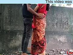 הרפתקת סקס בחוץ של אמא הודית בכפר כפרי