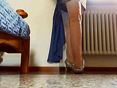 발 페티쉬 비디오에서 이탈리아 신발의 비밀을 발견하세요