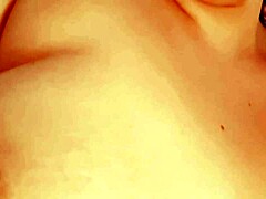 Milf madura recibe sexo oral y follada por su hijastro en un video casero