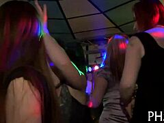 Érett nők egy éjszakai klubban táncolva vesznek részt csoportos szexben