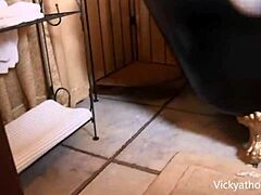 Вики Ветс се наслаждава на самостоятелна баня с големи гърди