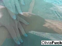 La MILF Olivia si concede un gioco subacqueo da sola