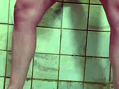 Istri milf bertindik menggunakan dildo ganda untuk bermain solo shower