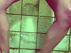 Gepiercte Milf-Ehefrau benutzt Doppeldildos für Solo-Duschspiele