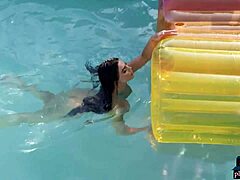 Kecantikan dewasa Kaitlynn Anderson mengungkapkan asetnya dalam adegan kolam Playboy