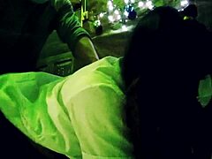 Nezbedná vianočná výmena medzi nevlastnou mamou a nevlastnými synmi vedie k intímnym stávkam a sexuálnemu stretnutiu