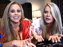 Modne blondiner Julia Ann og Vicky Vette nyder oralsex med lingeri-klædte store bryster