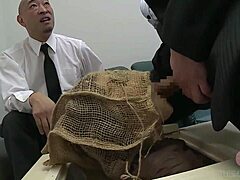 Una japonesa madura usa juguetes y dedos para sí misma, haciendo que sus caderas se muevan
