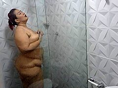 Doamna matură cu fundul mare se bucură de un duș